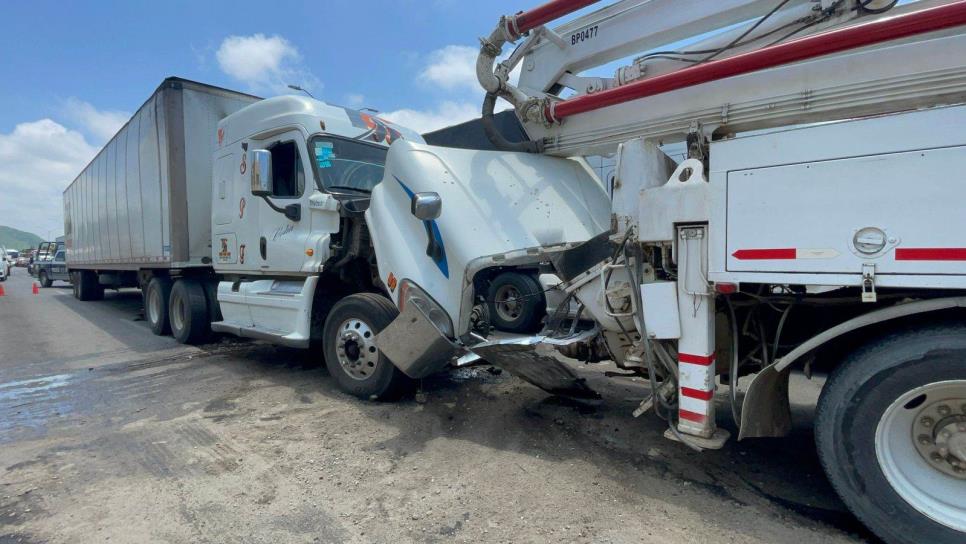 Aparatoso choque deja a chofer de tráiler lesionado en la salida norte de Mazatlán 