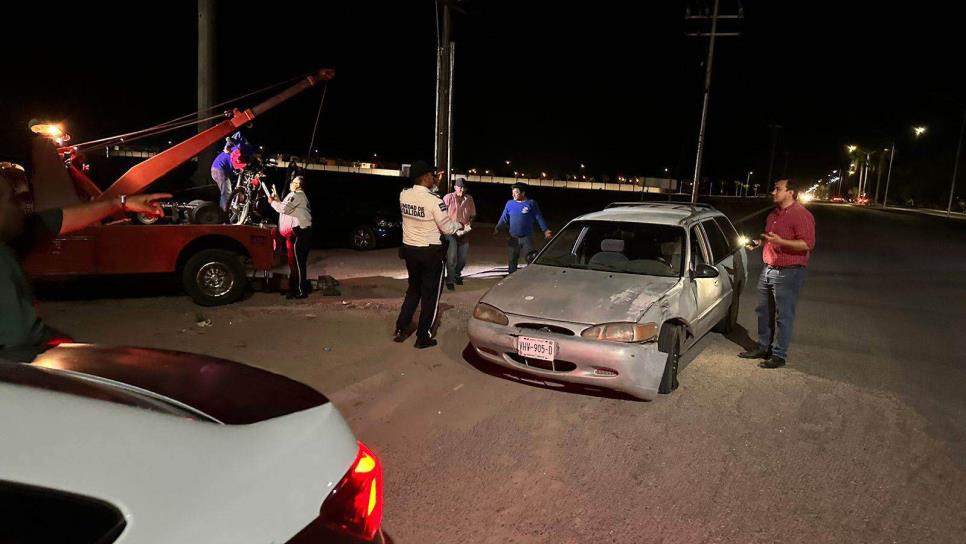 Grave una pareja de motociclistas tras impactarlos un vehículo en Los Mochis