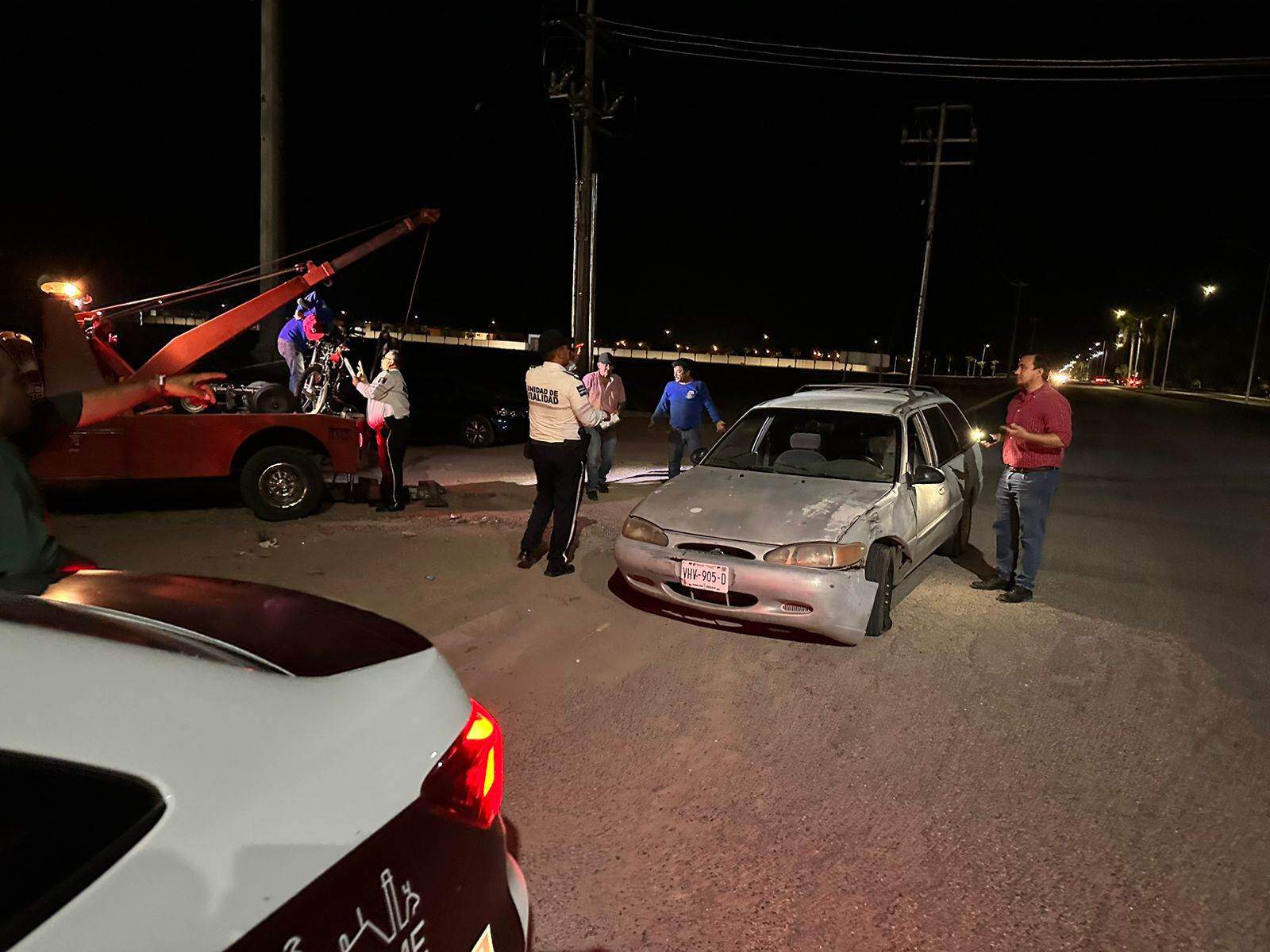 Grave una pareja de motociclistas tras impactarlos un vehículo en Los Mochis