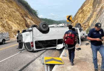 Familia de Ciudad Juárez termina volcada en la carretera Mazatlán-Durango; se dirigían a Mazatlán