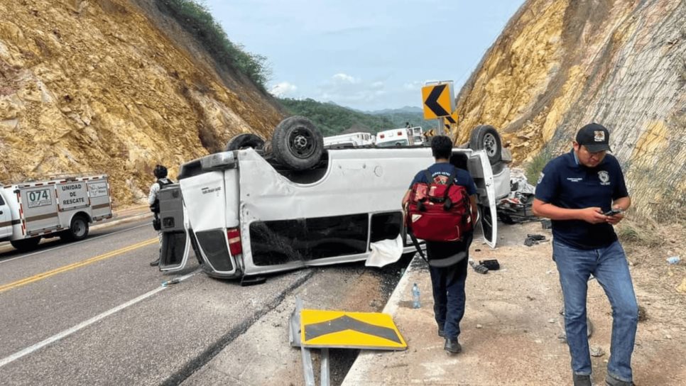 Familia de Ciudad Juárez termina volcada en la carretera Mazatlán-Durango; se dirigían a Mazatlán