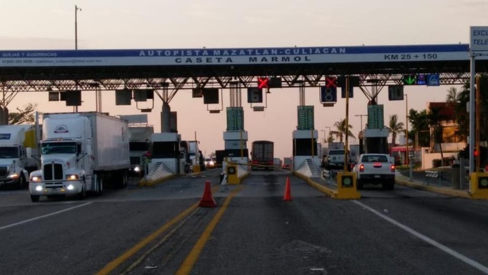 Civiles armados bajan de autobús a 4 pasajeros en la caseta de Mármol de Mazatlán