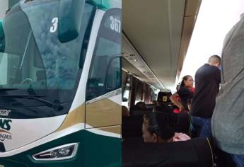 De pie y acostados en el piso, así transportan autobuses a pasajeros en Sinaloa