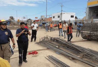 Un albañil lesionado tras caerle varillas en maniobras del puente desnivel en Mazatlán 