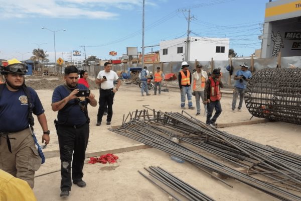 Un albañil lesionado tras caerle varillas en maniobras del puente desnivel en Mazatlán 