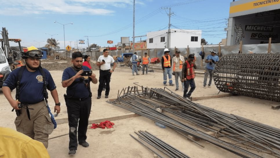 Un albañil lesionado tras caerle varillas en maniobras del puente desnivel en Mazatlán 