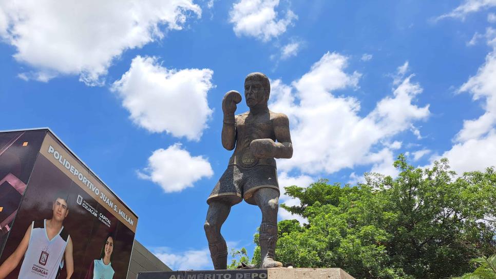 Julio César Chávez tiene su propia estatua, está en Culiacán 