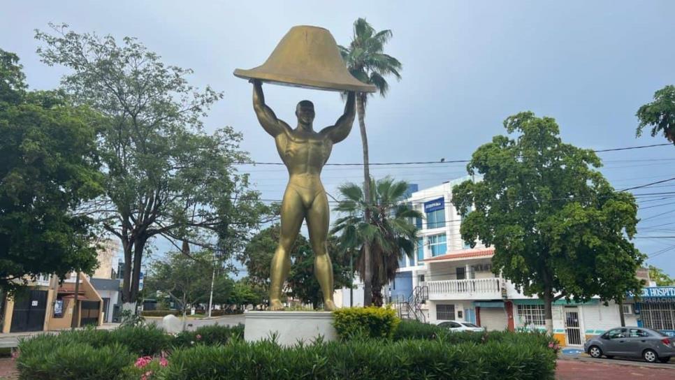 Este es el monumento de «El Hombre Universal», una de las estatuas más olvidadas de Mazatlán