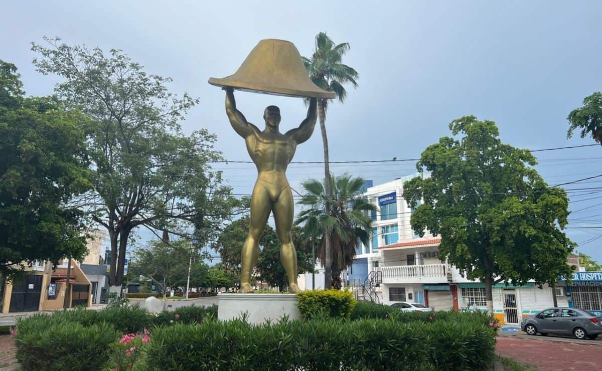 Este es el monumento de «El Hombre Universal», una de las estatuas más olvidadas de Mazatlán