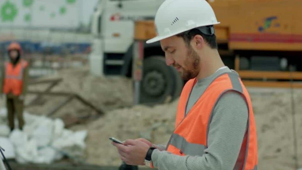 ¿Te pueden prohibir tener el celular en el trabajo? Esto dice la LFT 