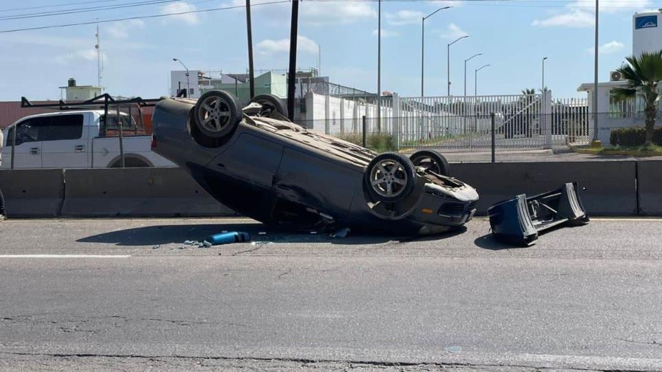 Llantas «pa´rriba» terminó vehículo tras chocar contra tráiler a la salida sur de Mazatlán