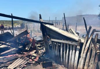 Incendio arrasa con tres humildes viviendas en el campo pesquero El Colorado 