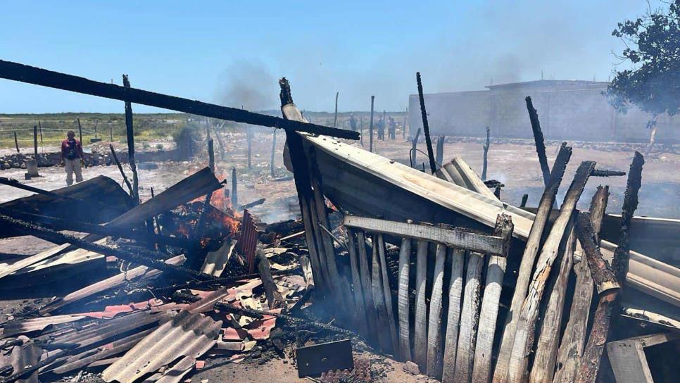 Incendio arrasa con tres humildes viviendas en el campo pesquero El Colorado 