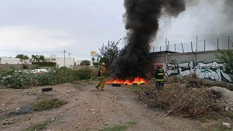 El incendio movilizó a los bomberos. FOTO: Luz Noticias