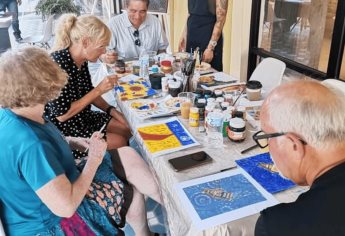 ¿Te gusta el arte y el café? En este lugar puedes pintar mientras disfrutas de una taza 