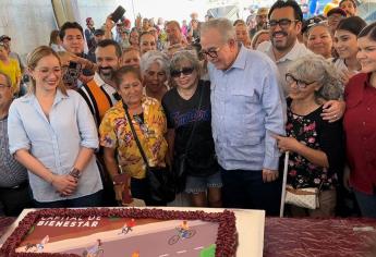 ¡Van 8 de mil! Rocha Moya y Juan de Dios Gámez entregan calles pavimentadas en la colonia Las Coloradas, Culiacán.