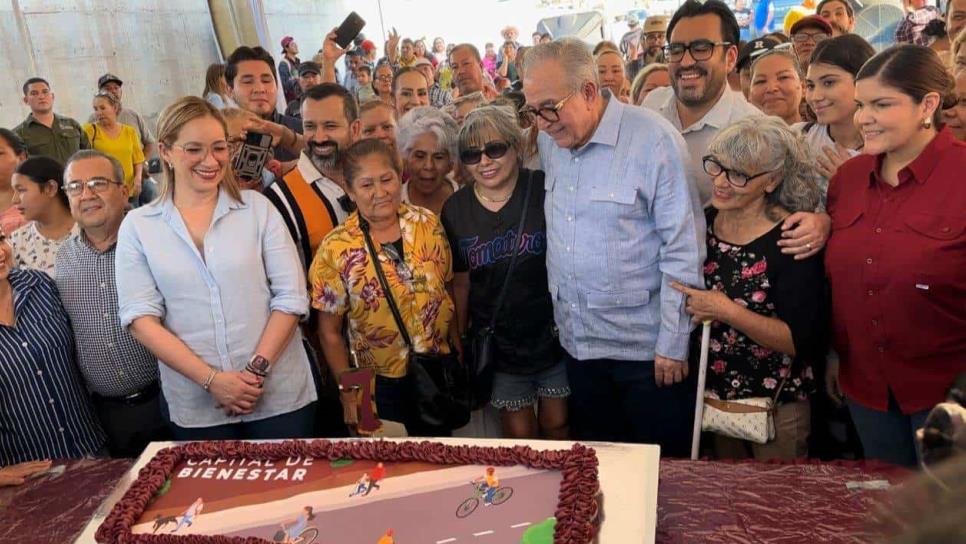 ¡Van 8 de mil! Rocha Moya y Juan de Dios Gámez entregan calles pavimentadas en la colonia Las Coloradas, Culiacán.