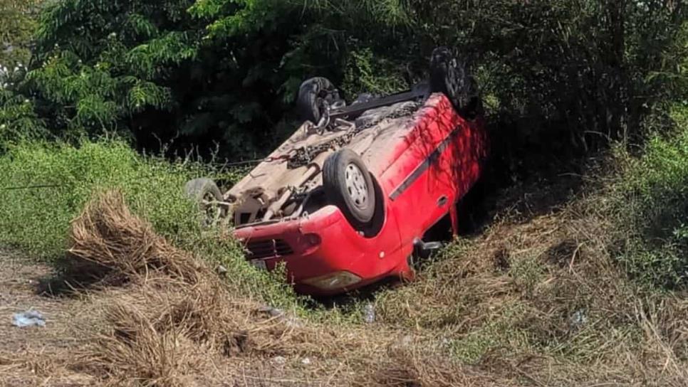 Aparatosa volcadura deja a mujer lesionada sobre la México 15 en Ahome 