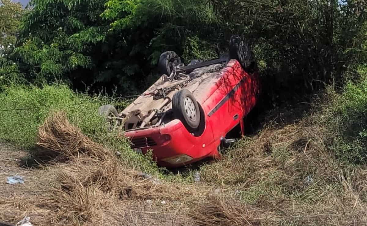 Aparatosa volcadura deja a mujer lesionada sobre la México 15 en Ahome 