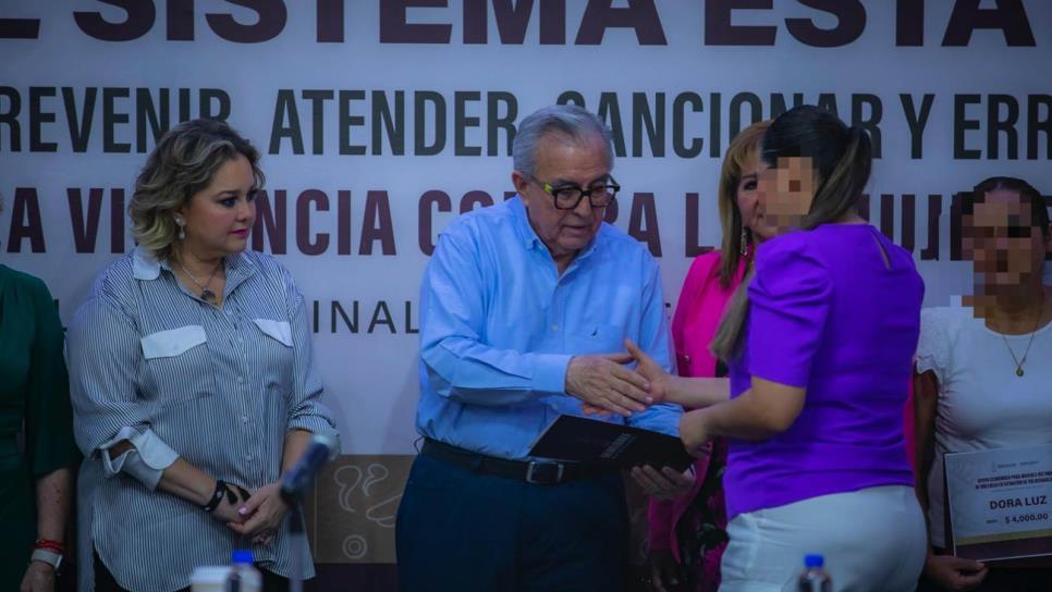 Rocha Moya entrega apoyos económicos a mujeres víctimas de violencia