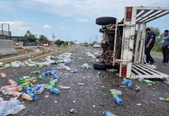 Volcadura de una camioneta en el ejido Canan provoca rapiña de refrescos