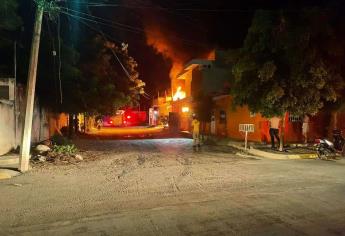 Voraz incendio en taller consume 50 motocicletas en Escuinapa 