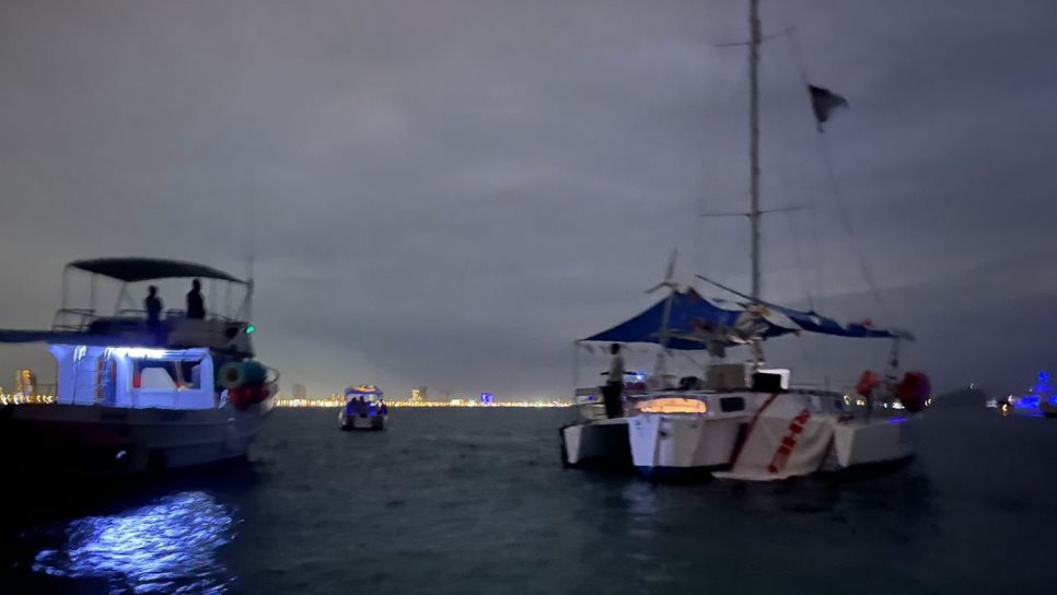 Chocan dos catamaranes frente a la Isla de Pájaros en Mazatlán