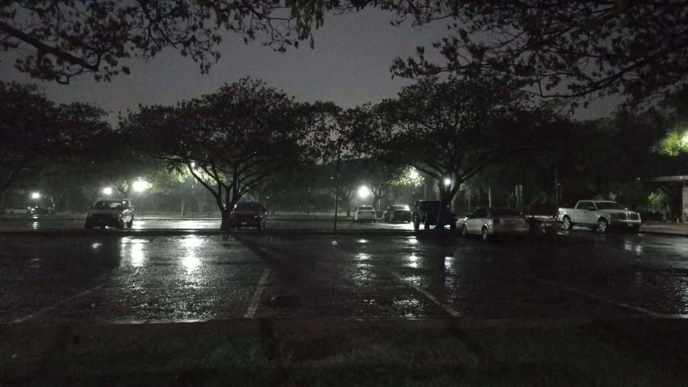 Fuertes lluvias dejan sin luz a diferentes sectores de Culiacán 