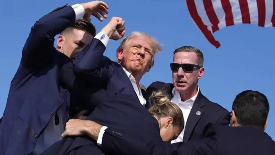 El expresidente Donald Trump con sangre en el rostro. FOTOS: Internet.