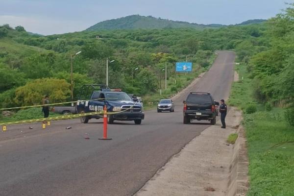 Fuerte accidente en carretera Los Mochis-Choix deja un muerto tras ser embestido por dos autos