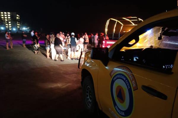 Salvavidas auxilia a casi 50 usuarios de catamarán que encalló en la playa y se estaba volteando en Mazatlán