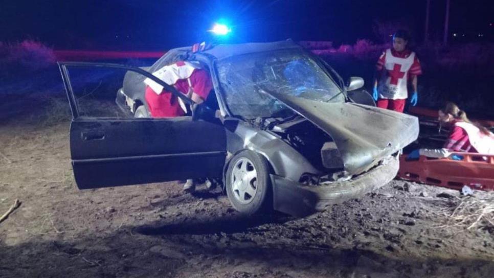 Salida de camino deja a dos hombres graves en Guasave 