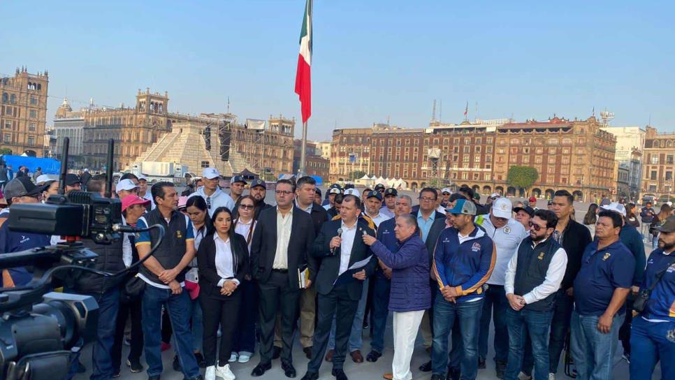 Integrantes de la UAS se manifiestan en Palacio Nacional