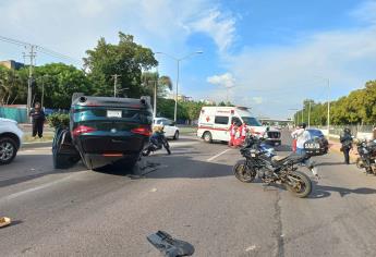 Camioneta de lujo vuelca tras chocar sobre el bulevar Pedro Infante, en Culiacán