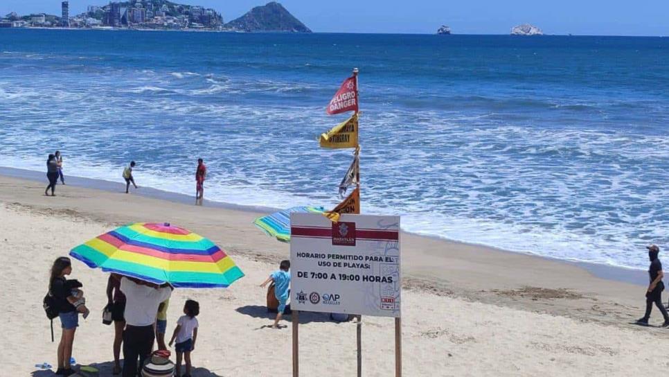 Alertan a bañistas por mar de fondo en playas de Mazatlán