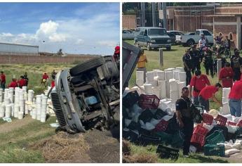 Vuelca camión cargado con queso sobre la carretera México 15, en Guasave 