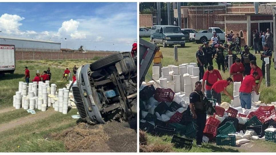 Vuelca camión cargado con queso sobre la carretera México 15, en Guasave 