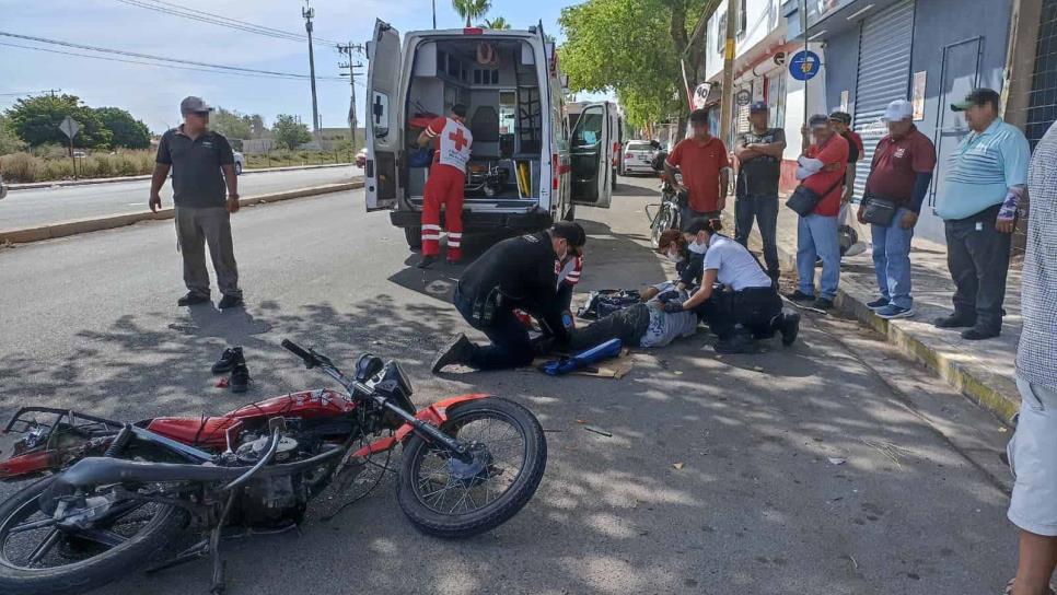 Muere motociclista arrollado por un tráiler al intentar cruzar sin precaución en Los Mochis