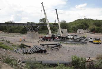 Rocha Moya supervisa construcción de carreteras y puentes en Badiraguato 