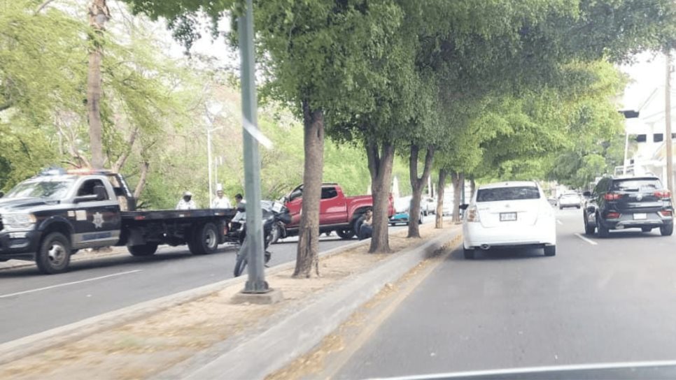 Destrozada quedó una camioneta tras chocar por el malecón de Culiacán 