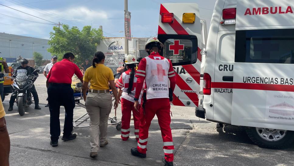 60 elementos de auxilio se movilizaron para extinguir el incendio de 4 embarcaciones en Mazatlán