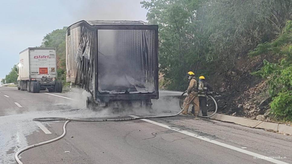 Fuego consume remolque de tráiler de empresa de paquetería por la Mazatlán-Culiacán 