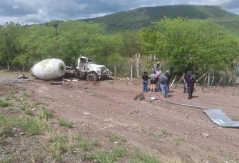 Conductor de una revolvedora vuelca en la cercanía del cerro del Tule