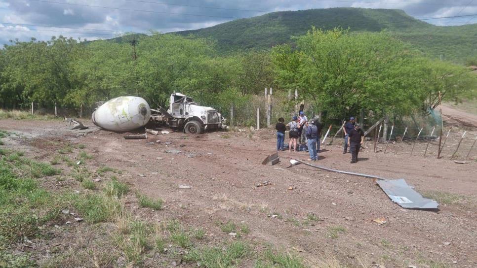 Conductor de una revolvedora vuelca en la cercanía del cerro del Tule