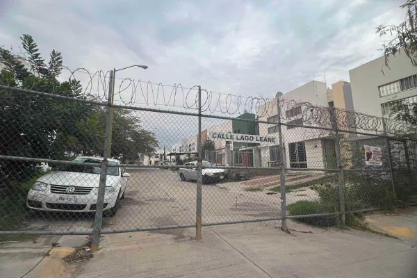 Vecinos de Zona Dorada insisten en tapar calles con bardas en Culiacán