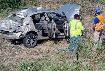 Localizan automóvil volcado y abandonado por la carretera Benito Juárez, en Navolato