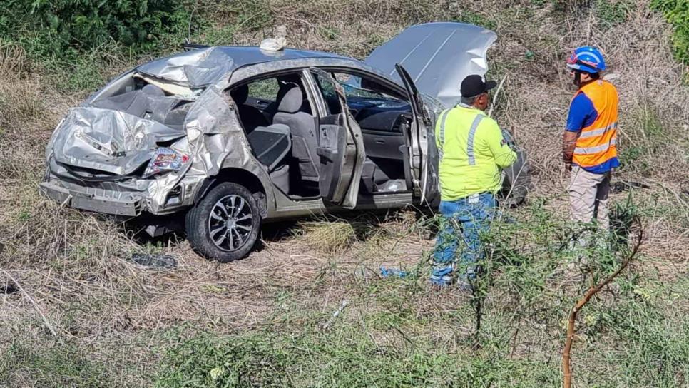 Localizan automóvil volcado y abandonado por la carretera Benito Juárez, en Navolato