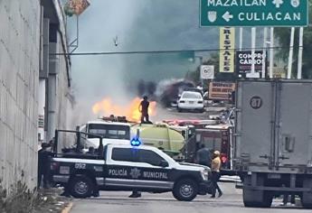 Se incendia camión con varios tanques de gas en Culiacán por la costerita