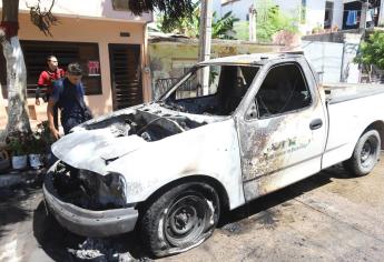 Camioneta de la CFE arde en llamas en la colonia Benito Juárez en Mazatlán 