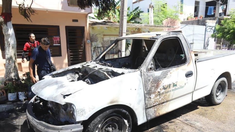 Camioneta de la CFE arde en llamas en la colonia Benito Juárez en Mazatlán 